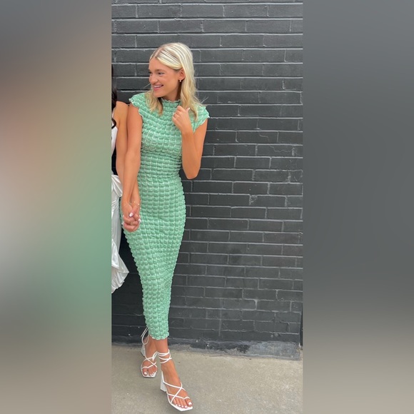 Beautiful green textured dress! - Picture 1 of 2